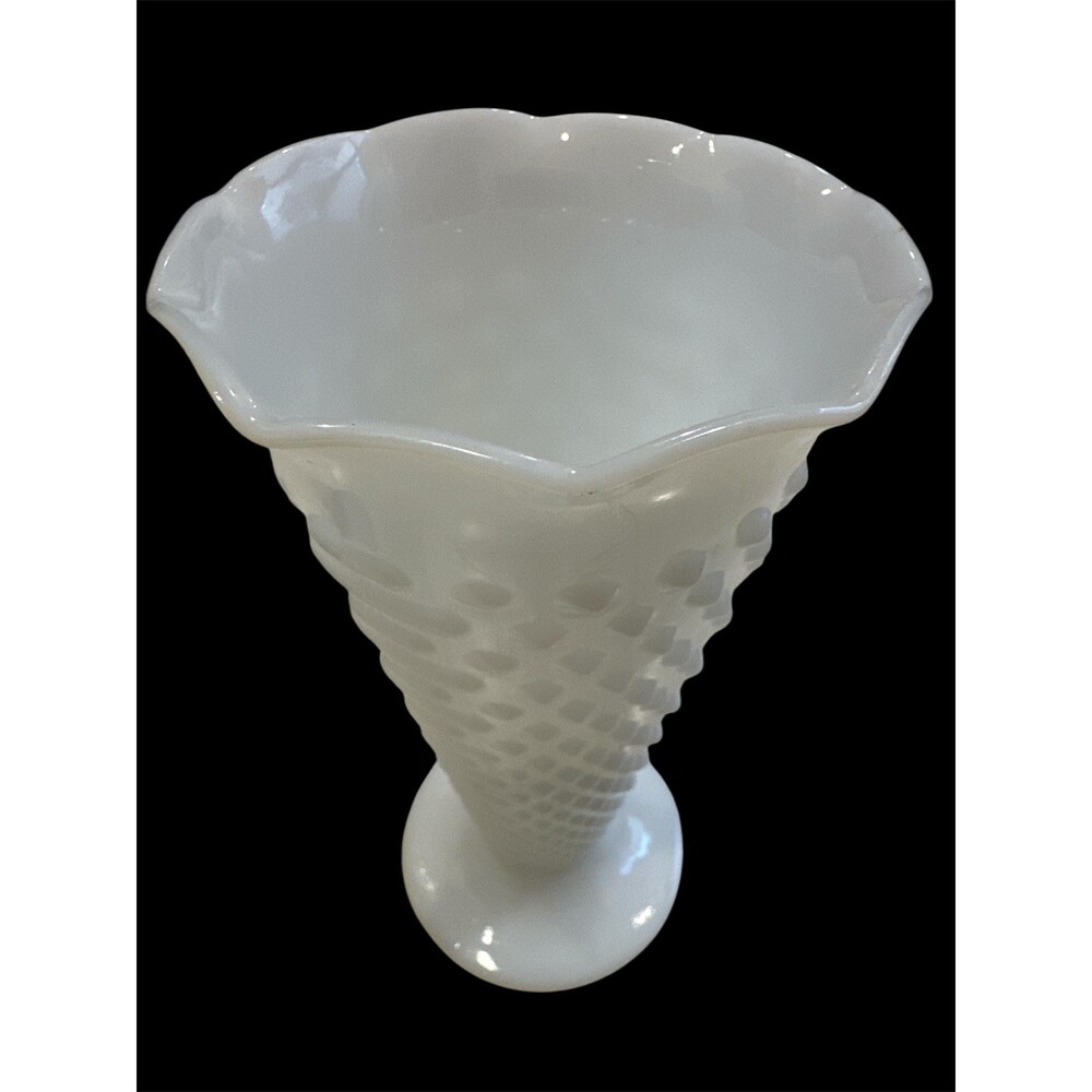 Beautiful vintage milk glass hobnail vase Excellent condition